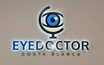 对比关于Eye Doctor Costa Blanca提供的 位于 阿里坎特眼科学的评论、价格和成本| M-SP1-25